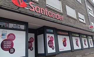 Die beklebten Fenster an der Santander-Filiale an der Königstraße 23 in Gütersloh weisen schon darauf hin: Diese Filiale bleibt dauerhaft geschlossen. - Amelie Halstenberg Die beklebten Fenster an der Santander-Filiale an der Königstraße 23 in Gütersloh weisen schon darauf hin: Diese Filiale bleibt dauerhaft geschlossen. - Amelie Halstenberg