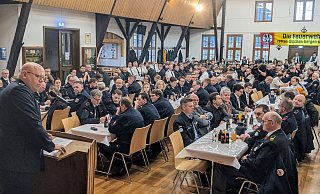 Wehrführer Jürgen Rabbe begrüßt rund 250 Teilnehmende zur Jahreshauptversammlung des Stadtverbands der Warburger Feuerwehr. - Burkhard Battran Wehrführer Jürgen Rabbe begrüßt rund 250 Teilnehmende zur Jahreshauptversammlung des Stadtverbands der Warburger Feuerwehr. - Burkhard Battran