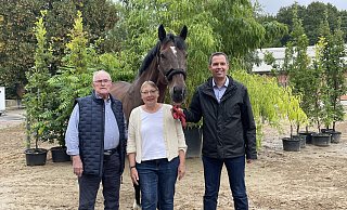 Der Ehrenvorsitzende des Reit- und Fahrvereins Bünde, Klaus Harms (v.l.), die Vorsitzende Dörthe Berkhahn und ihr Stellvertreter Christian Brune mit Schulpferd Johnson. - Natalie Gottwald Der Ehrenvorsitzende des Reit- und Fahrvereins Bünde, Klaus Harms (v.l.), die Vorsitzende Dörthe Berkhahn und ihr Stellvertreter Christian Brune mit Schulpferd Johnson. - Natalie Gottwald