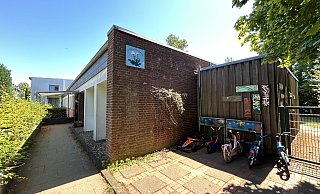 Hinter einer großen Hecke verschwindet der Kindergarten Löwenzahn, dessen Gebäude aus dem Jahr 1967 stammt und für die Betreuung kleinerer Kinder gar nicht geeignet ist. - Nicole Sielermann Hinter einer großen Hecke verschwindet der Kindergarten Löwenzahn, dessen Gebäude aus dem Jahr 1967 stammt und für die Betreuung kleinerer Kinder gar nicht geeignet ist. - Nicole Sielermann
