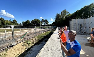 Clyde White (TG Werste) und Stefanie Dietrich (Muwis Sportvielfalt) schauen zusammen mit Stadtmitarbeiter Tino Müller über eine Außenwand des Umkleidegebäudes und träumen sich auf die neue Rundbahn. Die allerdings ist momentan eher Weide- als Sportland. - Nicole Sielermann Clyde White (TG Werste) und Stefanie Dietrich (Muwis Sportvielfalt) schauen zusammen mit Stadtmitarbeiter Tino Müller über eine Außenwand des Umkleidegebäudes und träumen sich auf die neue Rundbahn. Die allerdings ist momentan eher Weide- als Sportland. - Nicole Sielermann