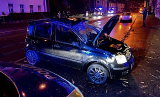Mit diesem Fiat Panda hat sich eine dreiköpfige Familie auf der Detmolder Straße in Bielefeld überschlagen. - Jens Reichenbach Mit diesem Fiat Panda hat sich eine dreiköpfige Familie auf der Detmolder Straße in Bielefeld überschlagen. - Jens Reichenbach