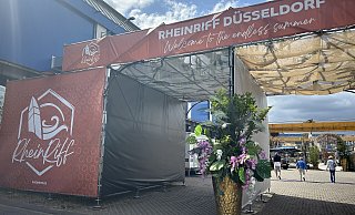 Das RheinRiff bietet neben den verschiedenen Angeboten in der ehemaligen Industriehalle einen Außenbereich, der das Gefühl von Strand vermitteln soll. - Tobias Barrelmeyer Das RheinRiff bietet neben den verschiedenen Angeboten in der ehemaligen Industriehalle einen Außenbereich, der das Gefühl von Strand vermitteln soll. - Tobias Barrelmeyer