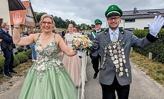 Christoph und Verena Weber sind das gefeierte Königspaar in Papenhöfen. - Burkhard Battran Christoph und Verena Weber sind das gefeierte Königspaar in Papenhöfen. - Burkhard Battran