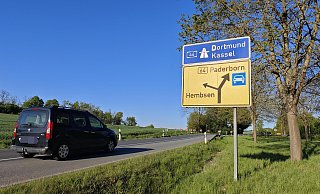 Die Bundesstraße 64 wird hier zur Kraftfahrtstraße. Zu erkennen ist das an dem weißen Auto-Piktogramm auf blauem Grund. - Svenja Ludwig Die Bundesstraße 64 wird hier zur Kraftfahrtstraße. Zu erkennen ist das an dem weißen Auto-Piktogramm auf blauem Grund. - Svenja Ludwig