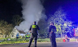 Acht Einsatzwagen der Feuerwehr waren nachts im Einsatz. Nachdem sich am Dienstag erneut Rauch entwickelt hatte, rückten abermals Einsatzkräfte zum Nachlöschen aus. - Ilka Gülker Acht Einsatzwagen der Feuerwehr waren nachts im Einsatz. Nachdem sich am Dienstag erneut Rauch entwickelt hatte, rückten abermals Einsatzkräfte zum Nachlöschen aus. - Ilka Gülker