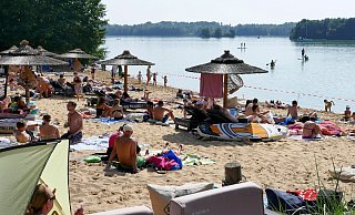 Der Salitos-Beach am Lippesee ist ein wahrer Besuchermagnet. Auch zahlreiche Stand-up-Paddler tummeln sich auf dem Wasser. - Ralph Meyer Der Salitos-Beach am Lippesee ist ein wahrer Besuchermagnet. Auch zahlreiche Stand-up-Paddler tummeln sich auf dem Wasser. - Ralph Meyer
