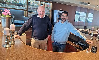 Klaus Hennings-Huep (l.) gibt "Die Bank" auf. Georgios Rizos übernimmt die Räumlichkeiten und hat viel vor. - Peter Heidbrink Klaus Hennings-Huep (l.) gibt "Die Bank" auf. Georgios Rizos übernimmt die Räumlichkeiten und hat viel vor. - Peter Heidbrink