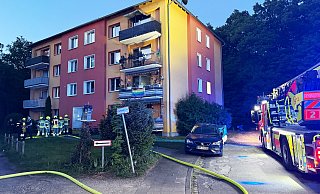 Einsatzkräfte der Feuerwehr Paderborn erkunden das Mehrparteienhaus in der Füllers Heide, im dem 43 Bewohner gemeldet sind. - Ralph Meyer Einsatzkräfte der Feuerwehr Paderborn erkunden das Mehrparteienhaus in der Füllers Heide, im dem 43 Bewohner gemeldet sind. - Ralph Meyer