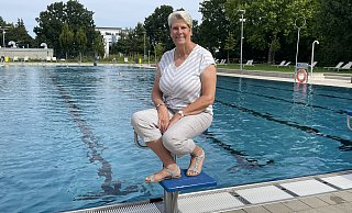 Mindestens einmal - gerne auch zwei- oder dreimal - in der Woche ist Susanne Rutenkröger im Bünder Freibad. Ihre Schwimmtasche hat die amtierende Bürgermeisterin dafür immer im Auto liegen. - Natalie Gottwald Mindestens einmal - gerne auch zwei- oder dreimal - in der Woche ist Susanne Rutenkröger im Bünder Freibad. Ihre Schwimmtasche hat die amtierende Bürgermeisterin dafür immer im Auto liegen. - Natalie Gottwald