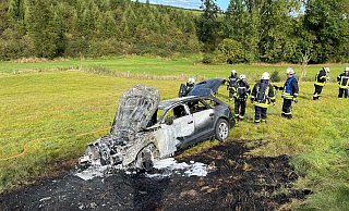 Nach der Flucht vor der Polizei musste die Feuerwehr Borgentreich den brennenden Audi löschen. - FFW Borgentreich Nach der Flucht vor der Polizei musste die Feuerwehr Borgentreich den brennenden Audi löschen. - FFW Borgentreich