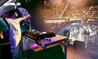 Hatte die Menge auf dem Berliner Platz in Gütersloh trotz strömenden Regens gut im Griff: DJ Active auf der E-Zone-Stage. - Birgit Compin Hatte die Menge auf dem Berliner Platz in Gütersloh trotz strömenden Regens gut im Griff: DJ Active auf der E-Zone-Stage. - Birgit Compin