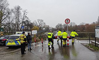 Die Feuerwehr sucht mit einem Schlauchboot unterhalb des Sielwehres nach der vermissten Löhnerin. - Ulf Hanke Die Feuerwehr sucht mit einem Schlauchboot unterhalb des Sielwehres nach der vermissten Löhnerin. - Ulf Hanke