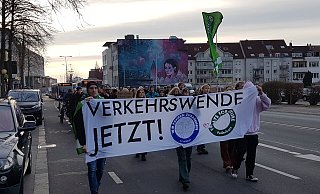 Bei den Klimastreik-Aktionen sind die Teilnehmerzahlen in den vergangenen Jahren in Paderborn zurückgegangen (Archivfoto). Mitte Februar sind laut der Polizei Paderborn etwa 200 Teilnehmende bei der Veranstaltung von Fridays for Future dabei gewesen. - Birger Berbüsse Bei den Klimastreik-Aktionen sind die Teilnehmerzahlen in den vergangenen Jahren in Paderborn zurückgegangen (Archivfoto). Mitte Februar sind laut der Polizei Paderborn etwa 200 Teilnehmende bei der Veranstaltung von Fridays for Future dabei gewesen. - Birger Berbüsse