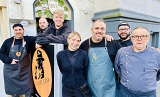Das Team des Berretto (v.l.): Serkan Besiroglu, Marvin Bussian (Betriebsleiter Sam´s), Carl Bövinsloh (Azubi), Lisbeth Schmidt (Service), Tolga Övündür (Bar), Khaldoon Alsalman (2. Koch) und Lucio Sepe (Chefkoch). - Stefan Becker Das Team des Berretto (v.l.): Serkan Besiroglu, Marvin Bussian (Betriebsleiter Sam´s), Carl Bövinsloh (Azubi), Lisbeth Schmidt (Service), Tolga Övündür (Bar), Khaldoon Alsalman (2. Koch) und Lucio Sepe (Chefkoch). - Stefan Becker