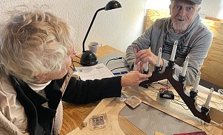 Klaus Udo Hennings repariert die Weihnachtspyramide von Gisela Brockmeyer. - Elke Niedringhaus-Haasper Klaus Udo Hennings repariert die Weihnachtspyramide von Gisela Brockmeyer. - Elke Niedringhaus-Haasper