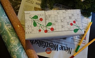 In Zeitungspapier lassen sich Geschenke auf nachhaltige Weise verpacken. Wer es gerne bunter hätte, kann das Papier noch weihnachtlich bemalen. - Svenja Ludwig In Zeitungspapier lassen sich Geschenke auf nachhaltige Weise verpacken. Wer es gerne bunter hätte, kann das Papier noch weihnachtlich bemalen. - Svenja Ludwig