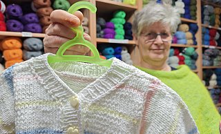 Monika Nußbaum hat als junge Frau mit dem Stricken begonnen und besonders begeistert für ihre Kinder gestrickt. Wie dieses Jäckchen, das ihren Sohn in den ersten sechs Wochen nach der Geburt warm hielt. - Svenja Ludwig Monika Nußbaum hat als junge Frau mit dem Stricken begonnen und besonders begeistert für ihre Kinder gestrickt. Wie dieses Jäckchen, das ihren Sohn in den ersten sechs Wochen nach der Geburt warm hielt. - Svenja Ludwig