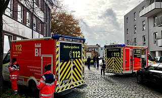 Rettungswagen stehen an der Falkschule in Bielefeld. - Jens Reichenbach Rettungswagen stehen an der Falkschule in Bielefeld. - Jens Reichenbach