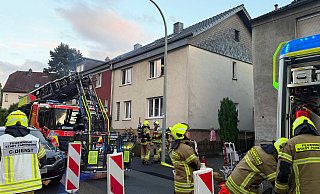 Auf dem Dach eines Zweiparteien-Reihenhauses an der Wigbertstraße in der Südstadt war die Paderborner Feuerrwehr am Mittwochabend bei einem Kaminbrand im Einsatz. - Ralph Meyer Auf dem Dach eines Zweiparteien-Reihenhauses an der Wigbertstraße in der Südstadt war die Paderborner Feuerrwehr am Mittwochabend bei einem Kaminbrand im Einsatz. - Ralph Meyer