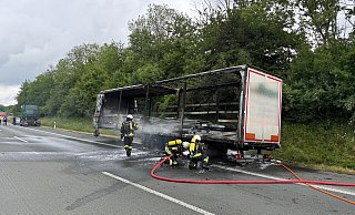 Der Lkw war nach dem Brand auf der A33 stark beschädigt. - Feuerwehr Borchen Der Lkw war nach dem Brand auf der A33 stark beschädigt. - Feuerwehr Borchen