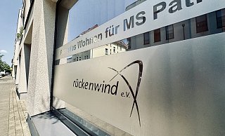 Das Bürofenster mit dem Schriftzug des insolventen Pflegevereins Rückenwind e.V. (Archivbild). - Stefan Becker Das Bürofenster mit dem Schriftzug des insolventen Pflegevereins Rückenwind e.V. (Archivbild). - Stefan Becker