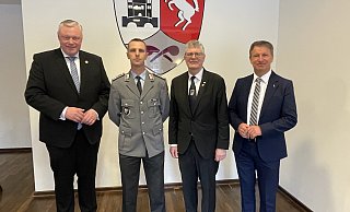 Bürgermeister Daniel Hartmann (v. l.), Oberstleutnant Michael Mosig, Bundestagsabgeordneter Christian Haase und Landrat Michael Stickeln. - Manfred Bues Bürgermeister Daniel Hartmann (v. l.), Oberstleutnant Michael Mosig, Bundestagsabgeordneter Christian Haase und Landrat Michael Stickeln. - Manfred Bues