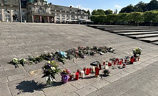 Anlässlich der Gedenkminute für Philipos, haben Menschen im Kurpark dort Blumen niedergelegt, wo der junge Mann schwer verletzt gefunden wurde - auf der Rampe zwischen Terrasse und Fontäne. - Nicole Sielermann Anlässlich der Gedenkminute für Philipos, haben Menschen im Kurpark dort Blumen niedergelegt, wo der junge Mann schwer verletzt gefunden wurde - auf der Rampe zwischen Terrasse und Fontäne. - Nicole Sielermann