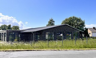 Die Immobilie an der Ecke Jöllenbecker und Bielefelder Straße in Enger stand zuletzt lange leer. Bis Mitte der 2000er-Jahre war hier der "Aldi"-Markt. - Mareike Patock Die Immobilie an der Ecke Jöllenbecker und Bielefelder Straße in Enger stand zuletzt lange leer. Bis Mitte der 2000er-Jahre war hier der "Aldi"-Markt. - Mareike Patock