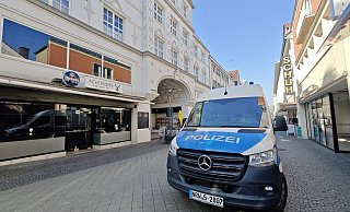 Brandermittler der Kriminalpolizei untersuchen die ausgebrannte Wohnung im Hohenzollernhof. - Ulf Hanke Brandermittler der Kriminalpolizei untersuchen die ausgebrannte Wohnung im Hohenzollernhof. - Ulf Hanke