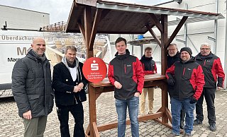 Vorfreude auf den Markt am Schloss: Arndt Viering (v. l.), Marcel Kröger, Damian Bulka, Julius Steckstor, Klaus Schäfer, Werner Fischer und Jonas Wloka an einem der neuen Tische. - Nicole Sielermann Vorfreude auf den Markt am Schloss: Arndt Viering (v. l.), Marcel Kröger, Damian Bulka, Julius Steckstor, Klaus Schäfer, Werner Fischer und Jonas Wloka an einem der neuen Tische. - Nicole Sielermann
