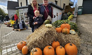 Jasmin Peppmüller (links) aus Kirchlengern und ihr Sohn Sam (5) sowie Oma Petra Krumhus aus Ennigloh stöberten bei Treffpunkt Tee. - Alexandra Stratmeier Jasmin Peppmüller (links) aus Kirchlengern und ihr Sohn Sam (5) sowie Oma Petra Krumhus aus Ennigloh stöberten bei Treffpunkt Tee. - Alexandra Stratmeier