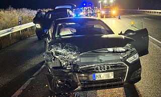 Bei dem Auffahrunfall auf der B480 wird der Audi 5 aus dem Kreis Höxter im Frontbereich schwer beschädigt, - Ralph Meyer Bei dem Auffahrunfall auf der B480 wird der Audi 5 aus dem Kreis Höxter im Frontbereich schwer beschädigt, - Ralph Meyer