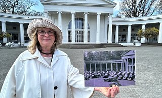 Christine Langhorst zeigt vor der Wandelhalle ein Foto aus der Besatzungszeit. Damals parkten die Fahrzeuge der Briten vor dem Naafi-Shop. - Nicole Sielermann Christine Langhorst zeigt vor der Wandelhalle ein Foto aus der Besatzungszeit. Damals parkten die Fahrzeuge der Briten vor dem Naafi-Shop. - Nicole Sielermann