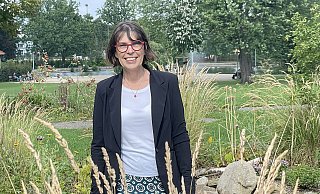 Stephanie Janßen-Rickmann ist 58 Jahre alt. 2020 kandidierte sie schon einmal für das Amt der Bürgermeisterin. Der Steinmeisterpark - mit den Beeten, für die wir Grünen uns stark gemacht haben" - ist einer ihrer Lieblingsplätze in Bünde. - Natalie Gottwald Stephanie Janßen-Rickmann ist 58 Jahre alt. 2020 kandidierte sie schon einmal für das Amt der Bürgermeisterin. Der Steinmeisterpark - mit den Beeten, für die wir Grünen uns stark gemacht haben" - ist einer ihrer Lieblingsplätze in Bünde. - Natalie Gottwald