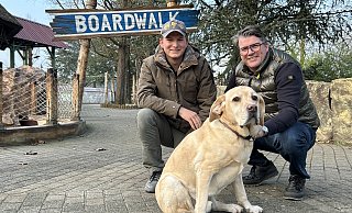 Stellen ihre Pläne für das Safariland Stukenbrock vor: Hansi (l.) und Thomas Meyer mit Hund Marley am neuen Boardwalk. - Anna Lena Hinder Stellen ihre Pläne für das Safariland Stukenbrock vor: Hansi (l.) und Thomas Meyer mit Hund Marley am neuen Boardwalk. - Anna Lena Hinder