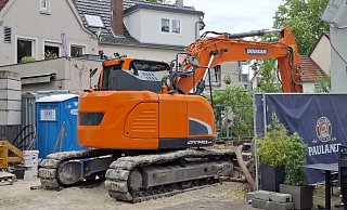 Gütersloher Dreiecksplatz: Zwischen dem "Zeitgemäß" auf der linken Seite und dem "Green's" auf der rechten Seite ist ein Neubau für ein Wohn- und Geschäftshaus inklusive Gastronomiebetrieb geplant. - Philipp Kersten Gütersloher Dreiecksplatz: Zwischen dem "Zeitgemäß" auf der linken Seite und dem "Green's" auf der rechten Seite ist ein Neubau für ein Wohn- und Geschäftshaus inklusive Gastronomiebetrieb geplant. - Philipp Kersten