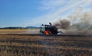 Die brennende Rundballenpresse konnte die Feuerwehr Steinheim nicht mehr retten. - Feuerwehr Steinheim Die brennende Rundballenpresse konnte die Feuerwehr Steinheim nicht mehr retten. - Feuerwehr Steinheim