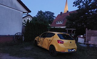 Einer der beteiligten Unfallwagen in Delbrück-Westenholz. - Regina Brucksch Einer der beteiligten Unfallwagen in Delbrück-Westenholz. - Regina Brucksch