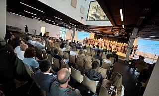 Bei der Einweihungsfeier sorgte der Chor der Schule für den musikalischen Rahmen in der neuen Aula. - Eike J. Horstmann Bei der Einweihungsfeier sorgte der Chor der Schule für den musikalischen Rahmen in der neuen Aula. - Eike J. Horstmann