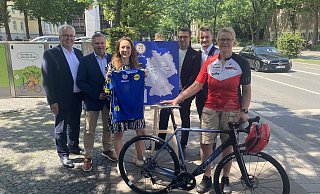 Jürgen Müller, Tim Kähler, Maren Hopf, Frank Hölscher, Kählers Büroleiter Christian Forner und Sylke Gruszczynski, die Fachwartin Rennsport beim RC Endspurt ist, der maßgeblich dazu beigetragen hat, dass Herford Start- und Zielpunkt der Deutschland-Tour wird, stehen dort vor dem Rathaus, wo auch die Ziellinie sein wird. ?Foto: Corina Lass - Corina Lass Jürgen Müller, Tim Kähler, Maren Hopf, Frank Hölscher, Kählers Büroleiter Christian Forner und Sylke Gruszczynski, die Fachwartin Rennsport beim RC Endspurt ist, der maßgeblich dazu beigetragen hat, dass Herford Start- und Zielpunkt der Deutschland-Tour wird, stehen dort vor dem Rathaus, wo auch die Ziellinie sein wird. ?Foto: Corina Lass - Corina Lass
