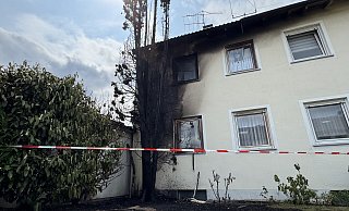 Der Baum brannte direkt neben einem Reihenhaus. - Paul Brinkmann Der Baum brannte direkt neben einem Reihenhaus. - Paul Brinkmann