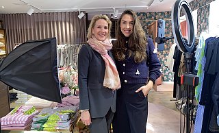 Anja (l.) und Paulina Beckhoff vom Verler Modehaus Frau Beckhoff haben sich längst mit den Sozialen Medien angefreundet. - Markus Voss Anja (l.) und Paulina Beckhoff vom Verler Modehaus Frau Beckhoff haben sich längst mit den Sozialen Medien angefreundet. - Markus Voss