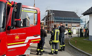 Einsatzkräfte der Feuerwehr Salzkotten retteten eine Person vom Gerüst eines Neubaus am Almeschlag im Stadtteil Oberntudorf. - Ralph Meyer Einsatzkräfte der Feuerwehr Salzkotten retteten eine Person vom Gerüst eines Neubaus am Almeschlag im Stadtteil Oberntudorf. - Ralph Meyer