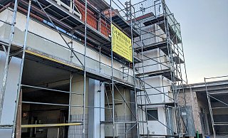 Im vorderen Bereich zur Straße hin, wo die Fahrzeughallen entstehen, ist noch weitgehend Rohbau. - Burkhard Battran Im vorderen Bereich zur Straße hin, wo die Fahrzeughallen entstehen, ist noch weitgehend Rohbau. - Burkhard Battran
