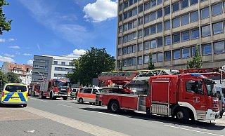 Mehrere Einsatzkräfte waren am Freitagmittag am Gütersloher Rathaus. Es gab allerdings schnell Entwarnung. - Lena Vanessa Bleck Mehrere Einsatzkräfte waren am Freitagmittag am Gütersloher Rathaus. Es gab allerdings schnell Entwarnung. - Lena Vanessa Bleck
