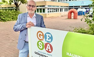 Berthold Fischer nimmt Abschied von der Gesamtschule, die er vor 13 Jahren als Schulleiter aufgebaut hat. - Carola Drabon Berthold Fischer nimmt Abschied von der Gesamtschule, die er vor 13 Jahren als Schulleiter aufgebaut hat. - Carola Drabon