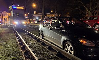 Das Fahrzeug war offenbar beim Abbiegen auf den Niederwall zu früh eingebogen und dann den Gleisen gefolgt. - Mike-Dennis Müller Das Fahrzeug war offenbar beim Abbiegen auf den Niederwall zu früh eingebogen und dann den Gleisen gefolgt. - Mike-Dennis Müller
