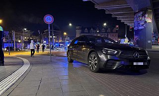 Der Mercedes erfasste den Fußgänger auf der Jöllenbecker Straße in Bielefeld. - Paul Brinkmann Der Mercedes erfasste den Fußgänger auf der Jöllenbecker Straße in Bielefeld. - Paul Brinkmann