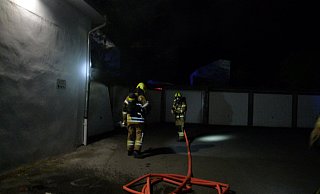 Eine Garage geriet in Paderborn in Brand. Die Ursache ist noch unklar. - Feuerwehr Paderborn Eine Garage geriet in Paderborn in Brand. Die Ursache ist noch unklar. - Feuerwehr Paderborn